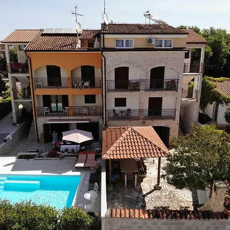 House Puseljic - 4. - Studio A2 For Max 2 Pax With Own Tennis Court Daire *