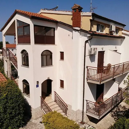 House Puseljic - 4. - Studio A2 For Max 2 Pax With Own Tennis Court Daire *